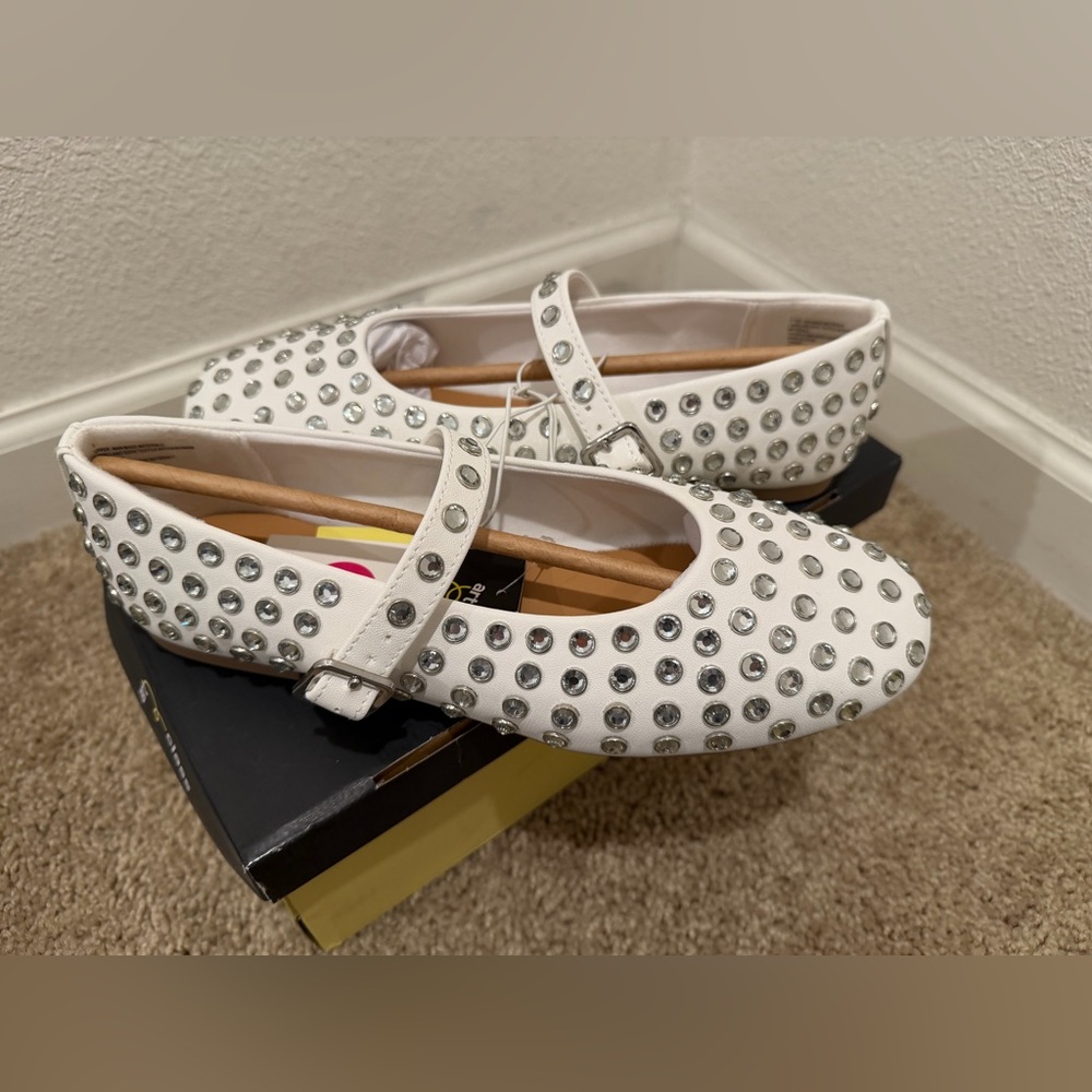 “New” White Studded Mary Jane Flats size5